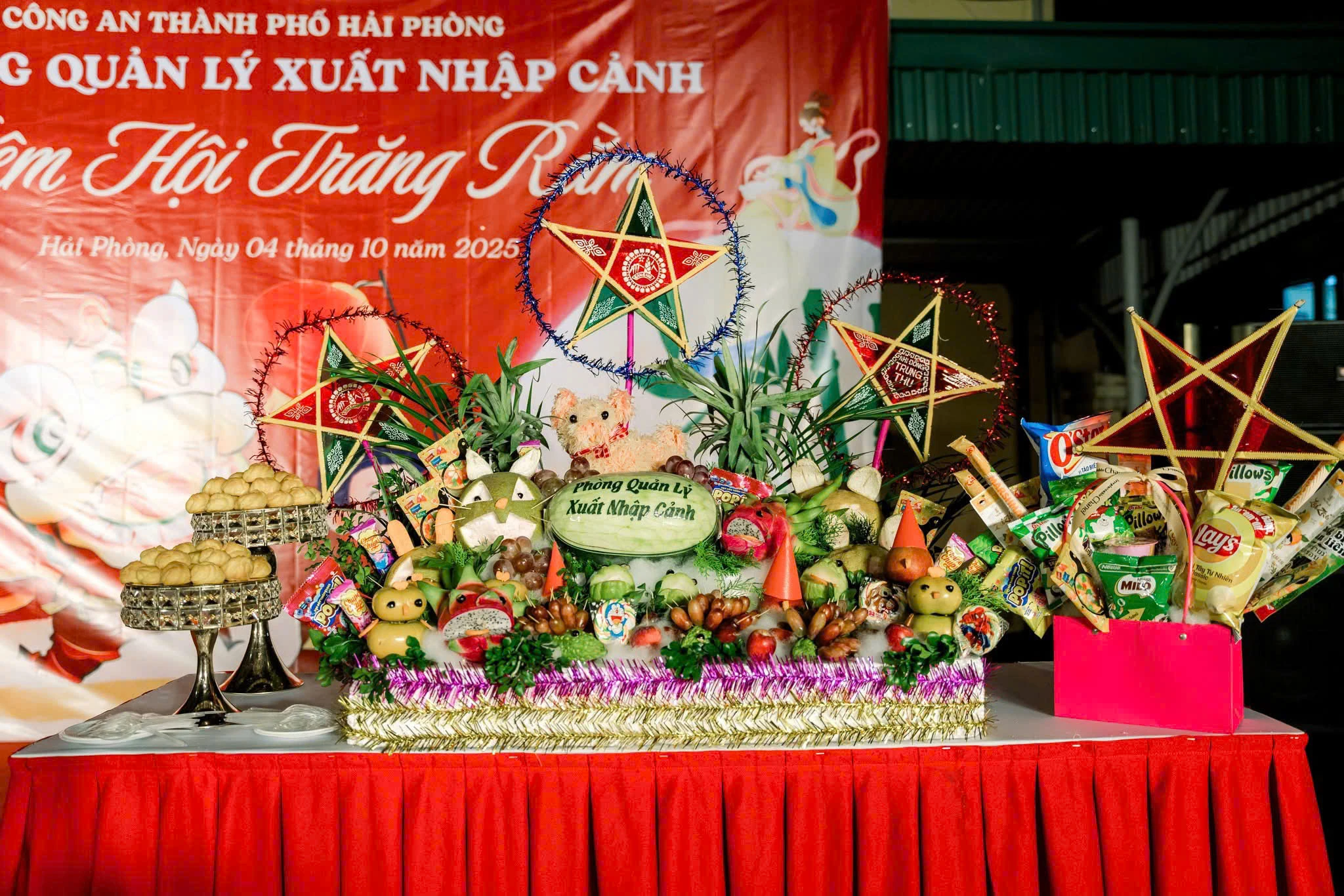 Thi công trọn gói sân khấu, backdrop và mâm cỗ trung thu tại Vias