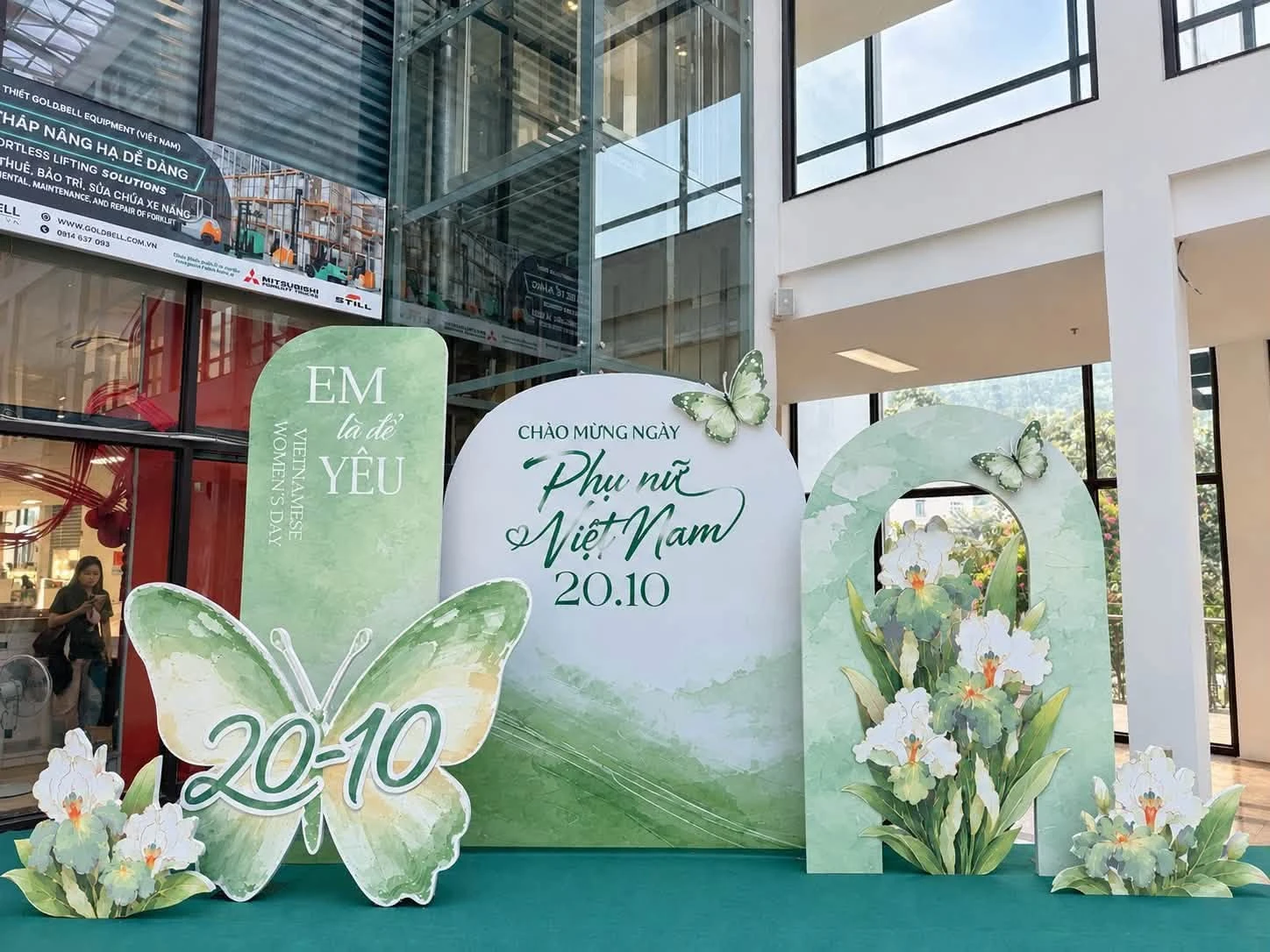 trang trí 20/10 hoành tráng cho công ty, nhà hàng