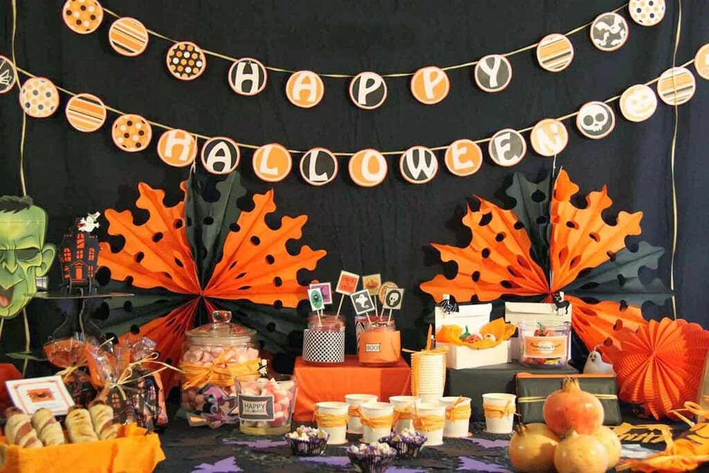trang trí bàn tiệc Halloween công ty