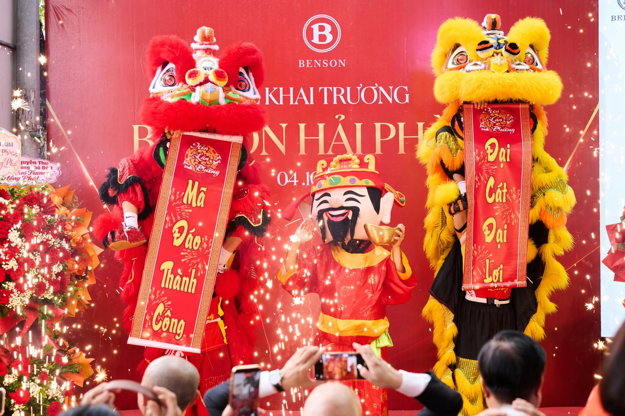 Tiết mục múa lân sư rồng trong lễ khai trương trọn gói