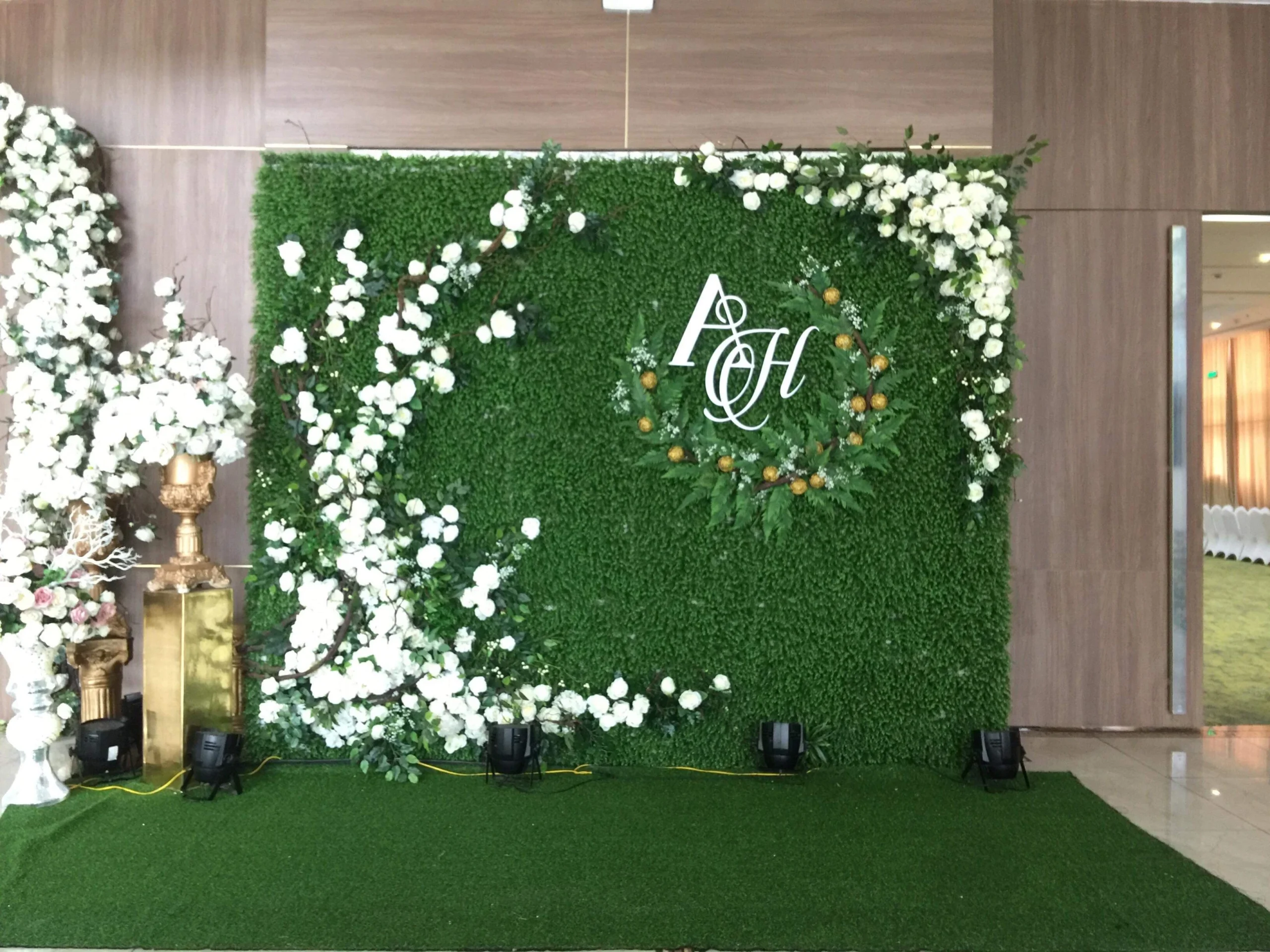 backdrop làm từ cây và gỗ